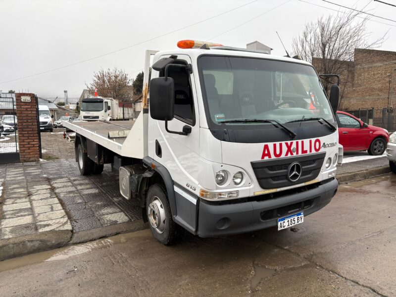 Camión Accelo con camilla de auxilio